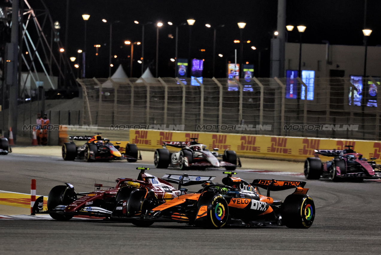 GP BAHRAIN, Lewis Hamilton (GBR) Ferrari SF-25 e Lando Norris (GBR) McLaren MCL39 battle for position.

13.04.2025. Formula 1 World Championship, Rd 4, Bahrain Grand Prix, Sakhir, Bahrain, Gara Day.

- www.xpbimages.com, EMail: requests@xpbimages.com © Copyright: Moy / XPB Images