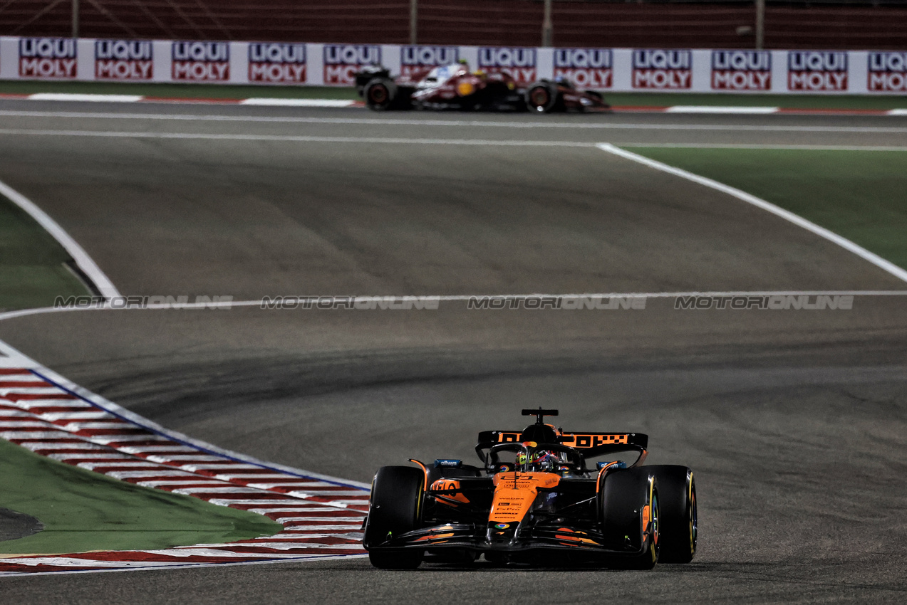 GP BAHRAIN, Oscar Piastri (AUS) McLaren MCL39.

13.04.2025. Formula 1 World Championship, Rd 4, Bahrain Grand Prix, Sakhir, Bahrain, Gara Day.

- www.xpbimages.com, EMail: requests@xpbimages.com © Copyright: Moy / XPB Images