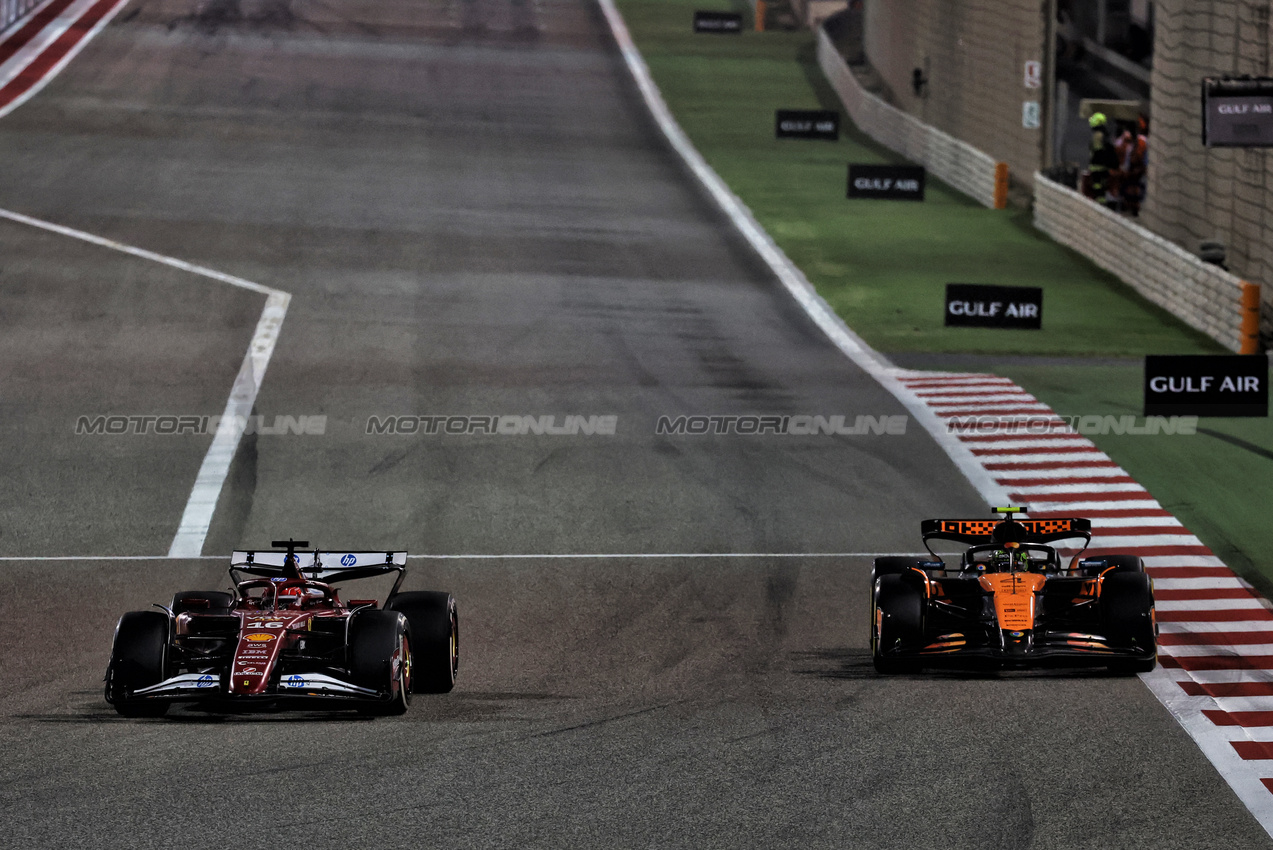 GP BAHRAIN, Charles Leclerc (MON) Ferrari SF-25 e Lando Norris (GBR) McLaren MCL39 battle for position.

13.04.2025. Formula 1 World Championship, Rd 4, Bahrain Grand Prix, Sakhir, Bahrain, Gara Day.

- www.xpbimages.com, EMail: requests@xpbimages.com © Copyright: Moy / XPB Images