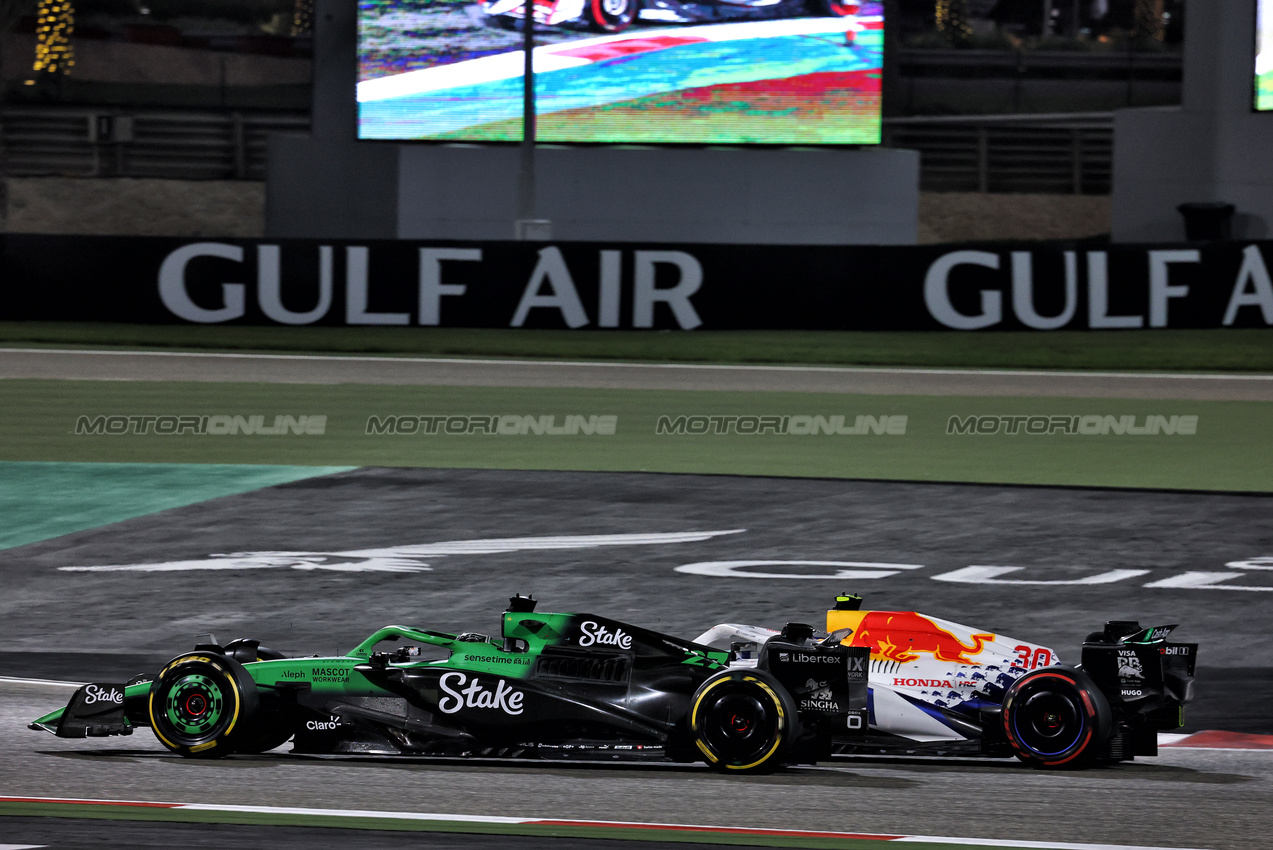 GP BAHRAIN, Nico Hulkenberg (GER) Sauber C45 e Liam Lawson (NZL) Racing Bulls VCARB 02 battle for position.

13.04.2025. Formula 1 World Championship, Rd 4, Bahrain Grand Prix, Sakhir, Bahrain, Gara Day.

- www.xpbimages.com, EMail: requests@xpbimages.com © Copyright: Batchelor / XPB Images