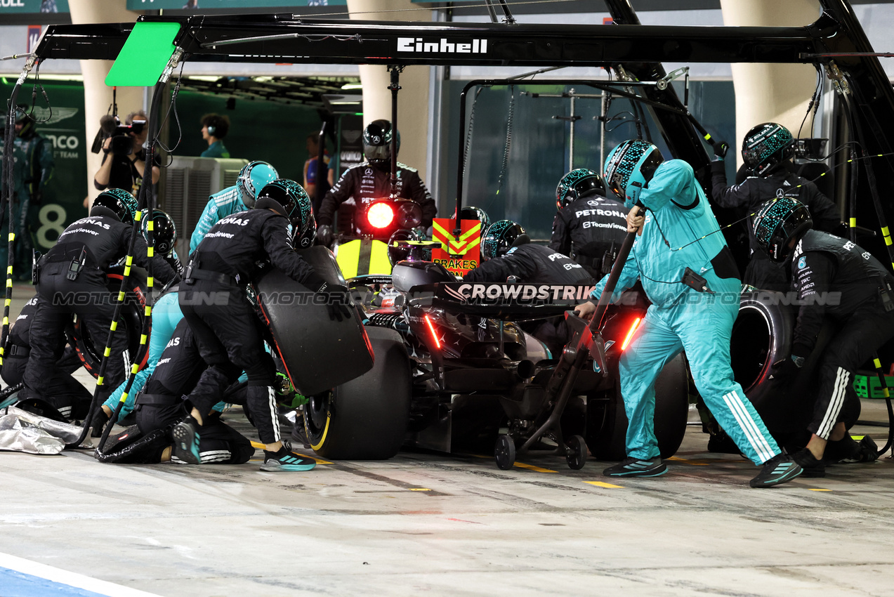 GP BAHRAIN, Andrea Kimi Antonelli (ITA) Mercedes AMG F1 W16 makes a pit stop.

13.04.2025. Formula 1 World Championship, Rd 4, Bahrain Grand Prix, Sakhir, Bahrain, Gara Day.

- www.xpbimages.com, EMail: requests@xpbimages.com © Copyright: Bearne / XPB Images