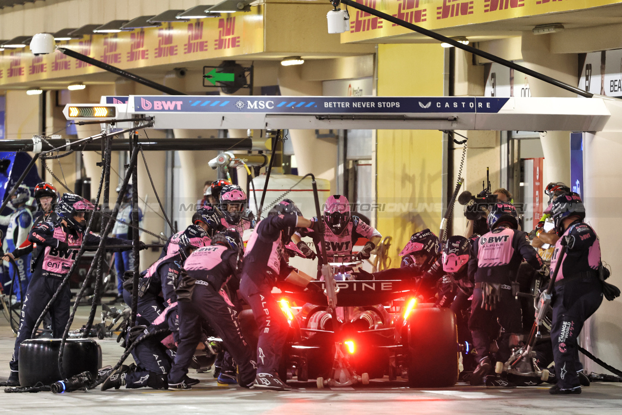 GP BAHRAIN, Pierre Gasly (FRA) Alpine F1 Team A525 makes a pit stop.

13.04.2025. Formula 1 World Championship, Rd 4, Bahrain Grand Prix, Sakhir, Bahrain, Gara Day.

- www.xpbimages.com, EMail: requests@xpbimages.com © Copyright: Bearne / XPB Images