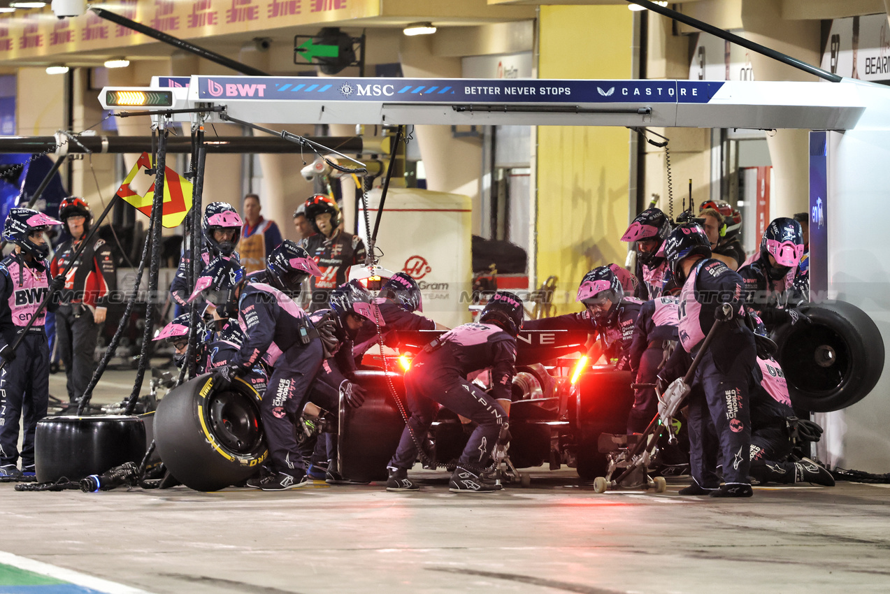 GP BAHRAIN, Pierre Gasly (FRA) Alpine F1 Team A525 makes a pit stop.

13.04.2025. Formula 1 World Championship, Rd 4, Bahrain Grand Prix, Sakhir, Bahrain, Gara Day.

- www.xpbimages.com, EMail: requests@xpbimages.com © Copyright: Bearne / XPB Images