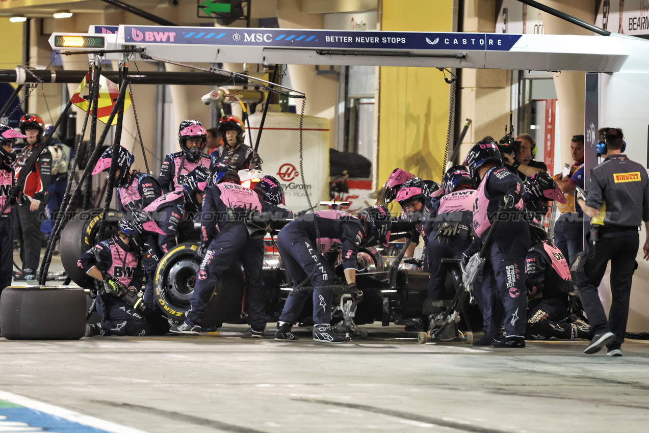 GP BAHRAIN, Jack Doohan (AUS) Alpine F1 Team A525 makes a pit stop.

13.04.2025. Formula 1 World Championship, Rd 4, Bahrain Grand Prix, Sakhir, Bahrain, Gara Day.

- www.xpbimages.com, EMail: requests@xpbimages.com © Copyright: Bearne / XPB Images
