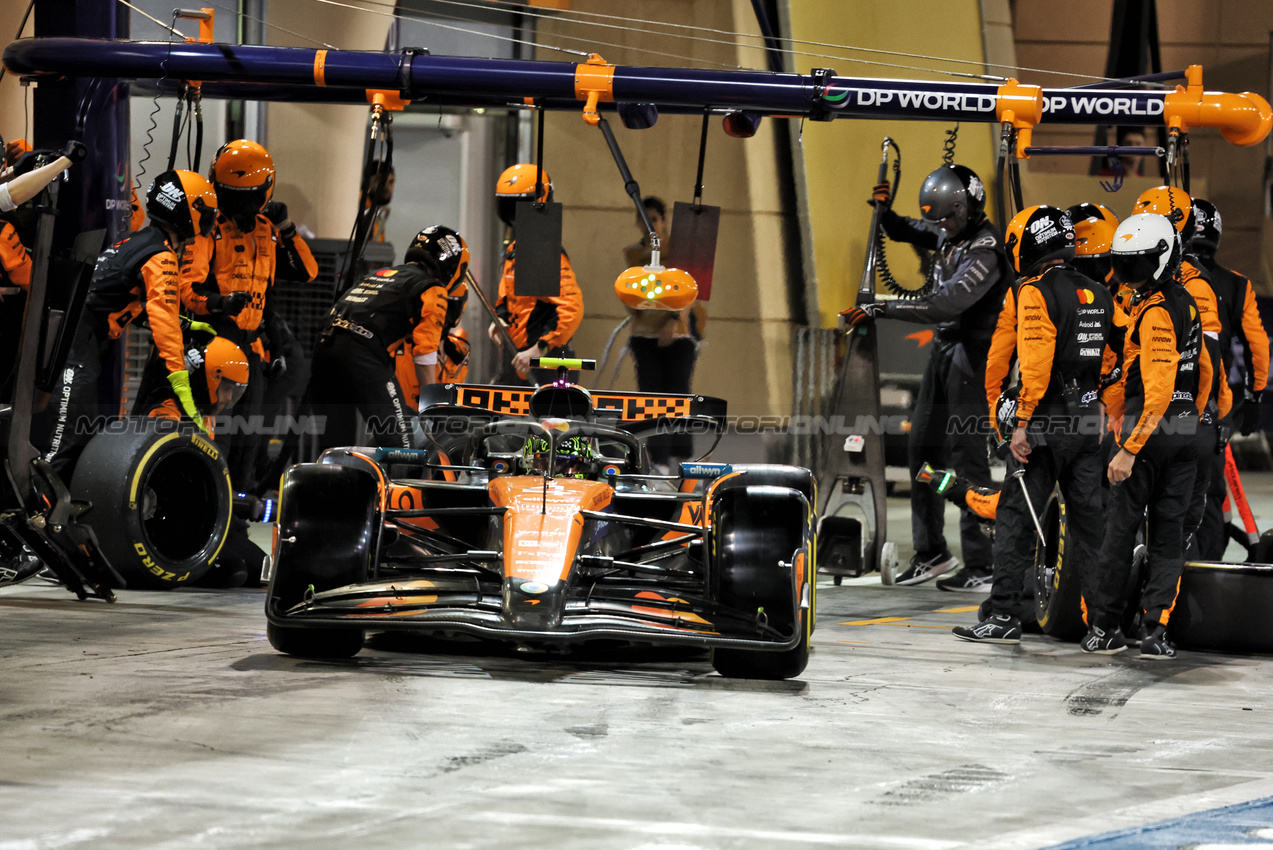 GP BAHRAIN, Lando Norris (GBR) McLaren MCL39 makes a pit stop.

13.04.2025. Formula 1 World Championship, Rd 4, Bahrain Grand Prix, Sakhir, Bahrain, Gara Day.

- www.xpbimages.com, EMail: requests@xpbimages.com © Copyright: Bearne / XPB Images