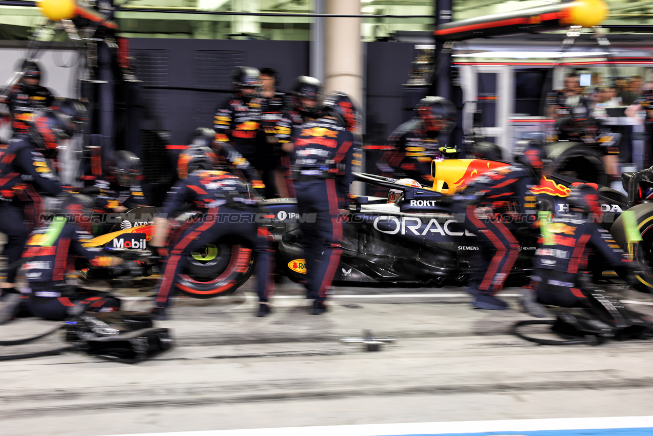 GP BAHRAIN, Yuki Tsunoda (JPN) Red Bull Racing RB21 makes a pit stop.

13.04.2025. Formula 1 World Championship, Rd 4, Bahrain Grand Prix, Sakhir, Bahrain, Gara Day.

- www.xpbimages.com, EMail: requests@xpbimages.com © Copyright: Bearne / XPB Images