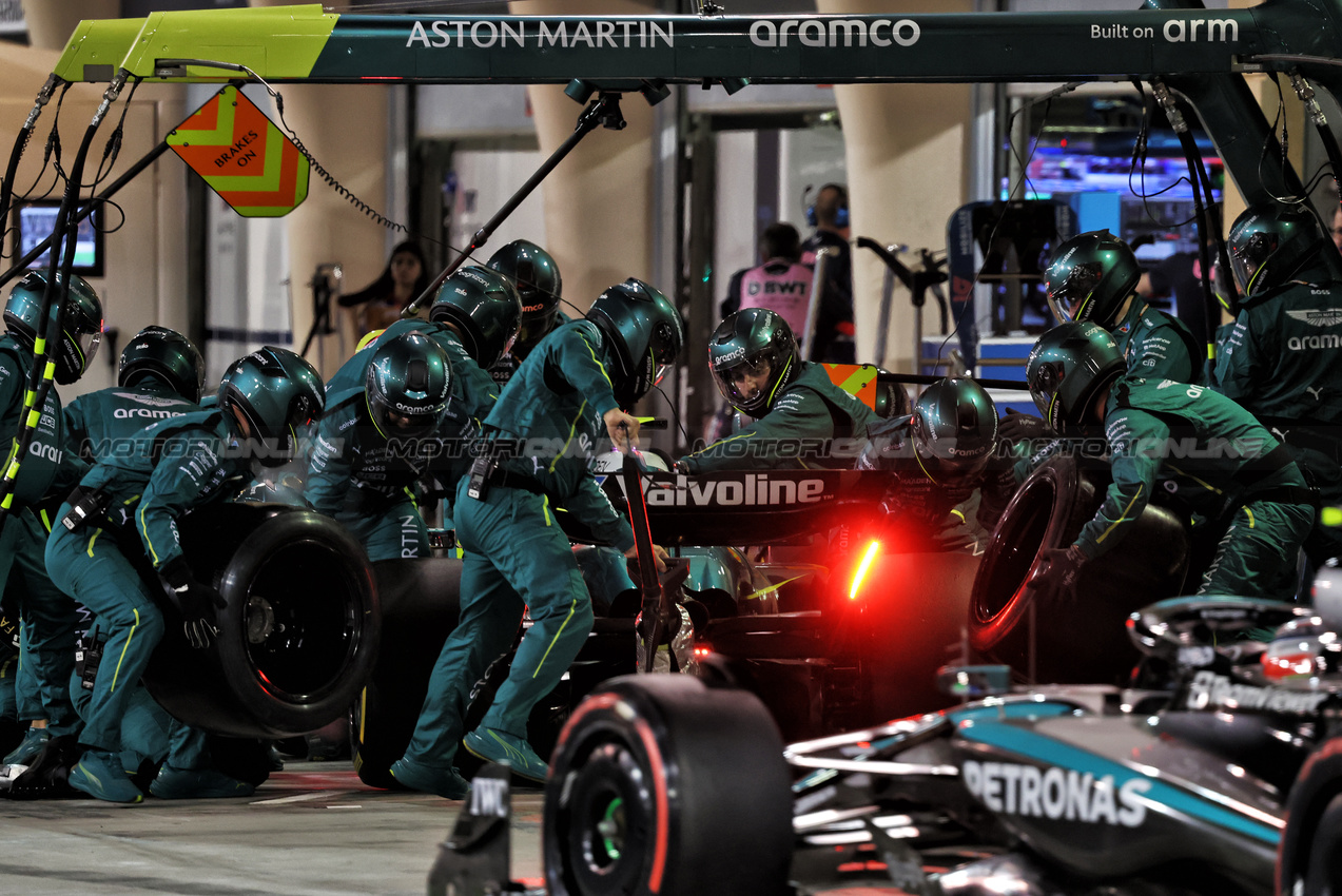 GP BAHRAIN, Fernando Alonso (ESP) Aston Martin F1 Team AMR25 makes a pit stop.

13.04.2025. Formula 1 World Championship, Rd 4, Bahrain Grand Prix, Sakhir, Bahrain, Gara Day.

- www.xpbimages.com, EMail: requests@xpbimages.com © Copyright: Bearne / XPB Images