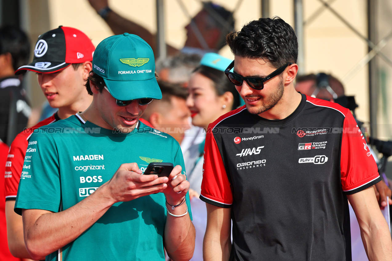 GP BAHRAIN, (L to R): Lance Stroll (CDN) Aston Martin F1 Team with Esteban Ocon (FRA) Haas F1 Team on the drivers' parade.

13.04.2025. Formula 1 World Championship, Rd 4, Bahrain Grand Prix, Sakhir, Bahrain, Gara Day.

- www.xpbimages.com, EMail: requests@xpbimages.com © Copyright: Batchelor / XPB Images