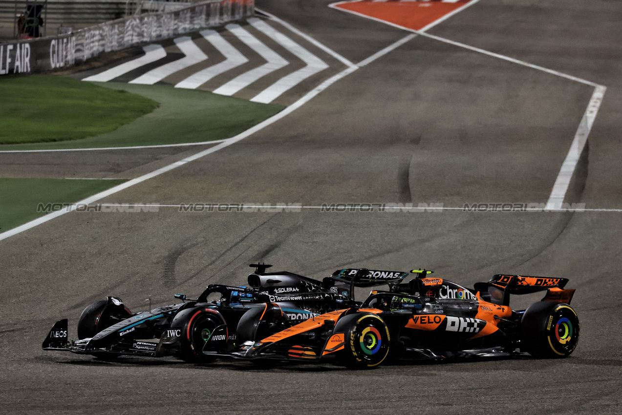 GP BAHRAIN, George Russell (GBR) Mercedes AMG F1 W16 e Lando Norris (GBR) McLaren MCL39 battle for second position at the end of the race.

13.04.2025. Formula 1 World Championship, Rd 4, Bahrain Grand Prix, Sakhir, Bahrain, Gara Day.

- www.xpbimages.com, EMail: requests@xpbimages.com © Copyright: Moy / XPB Images