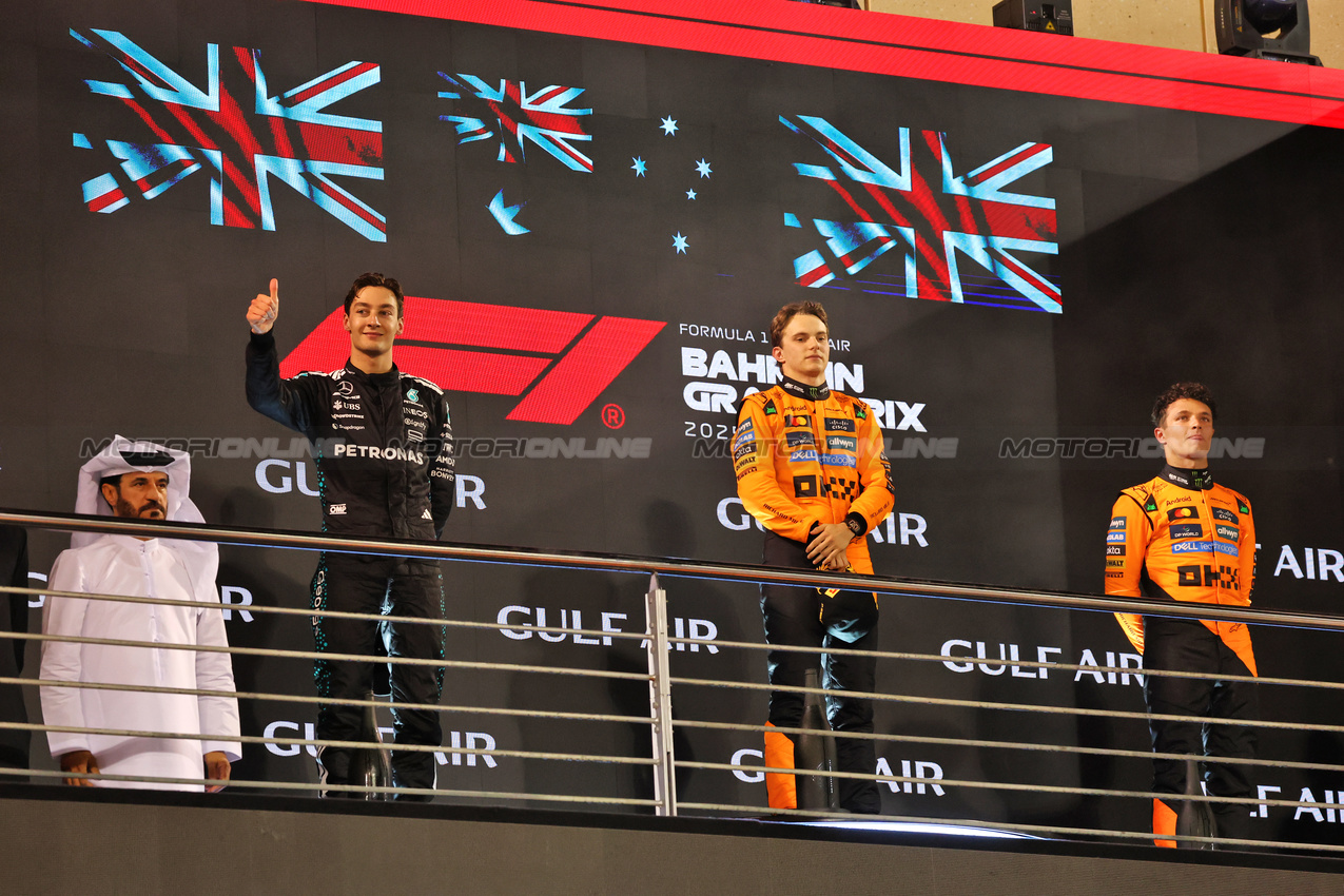 GP BAHRAIN, The podium (L to R): George Russell (GBR) Mercedes AMG F1, second; Oscar Piastri (AUS) McLaren, vincitore; Lando Norris (GBR) McLaren, third.

13.04.2025. Formula 1 World Championship, Rd 4, Bahrain Grand Prix, Sakhir, Bahrain, Gara Day.

- www.xpbimages.com, EMail: requests@xpbimages.com © Copyright: Batchelor / XPB Images