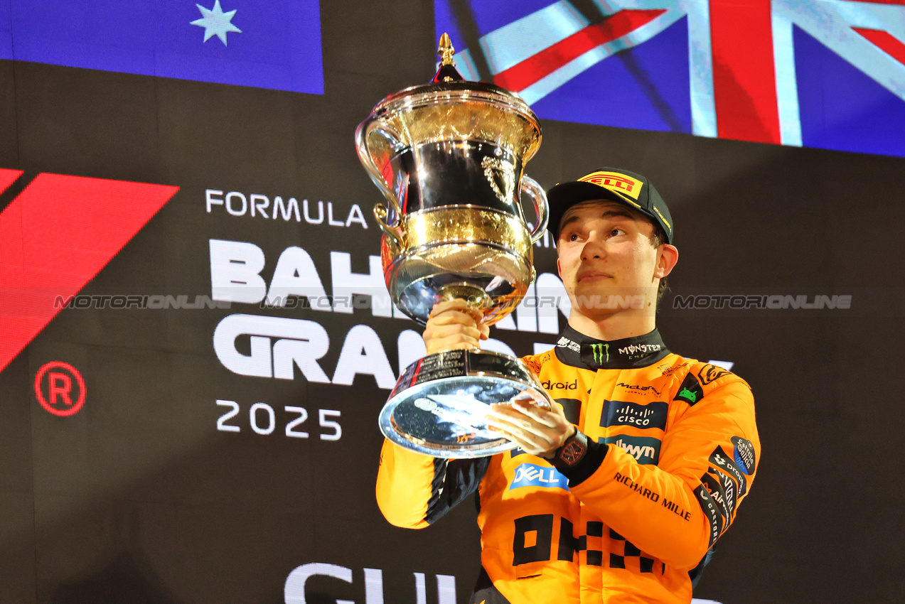 GP BAHRAIN, Gara winner Oscar Piastri (AUS) McLaren celebrates on the podium.

13.04.2025. Formula 1 World Championship, Rd 4, Bahrain Grand Prix, Sakhir, Bahrain, Gara Day.

- www.xpbimages.com, EMail: requests@xpbimages.com © Copyright: Batchelor / XPB Images