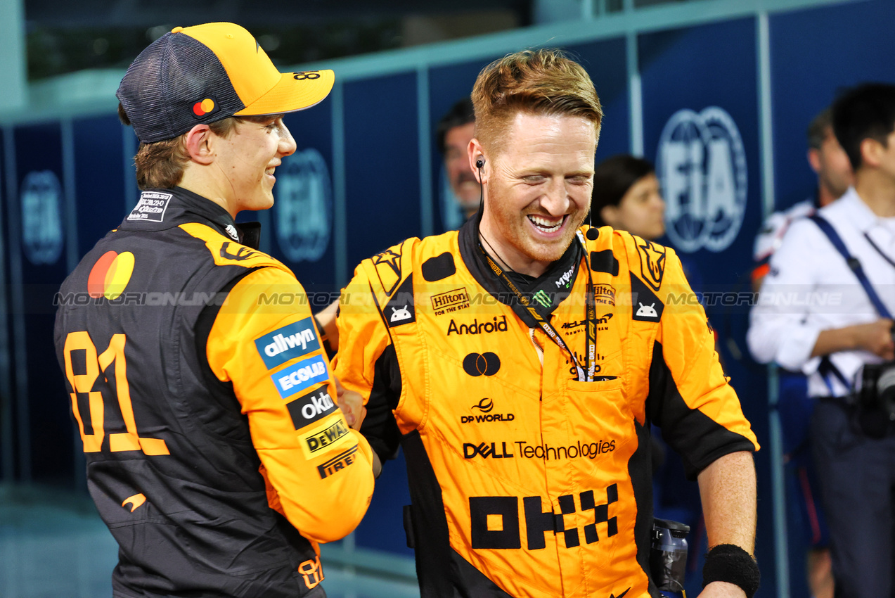 GP BAHRAIN, Gara winner Oscar Piastri (AUS) McLaren celebrates in parc ferme.

13.04.2025. Formula 1 World Championship, Rd 4, Bahrain Grand Prix, Sakhir, Bahrain, Gara Day.

- www.xpbimages.com, EMail: requests@xpbimages.com © Copyright: Batchelor / XPB Images