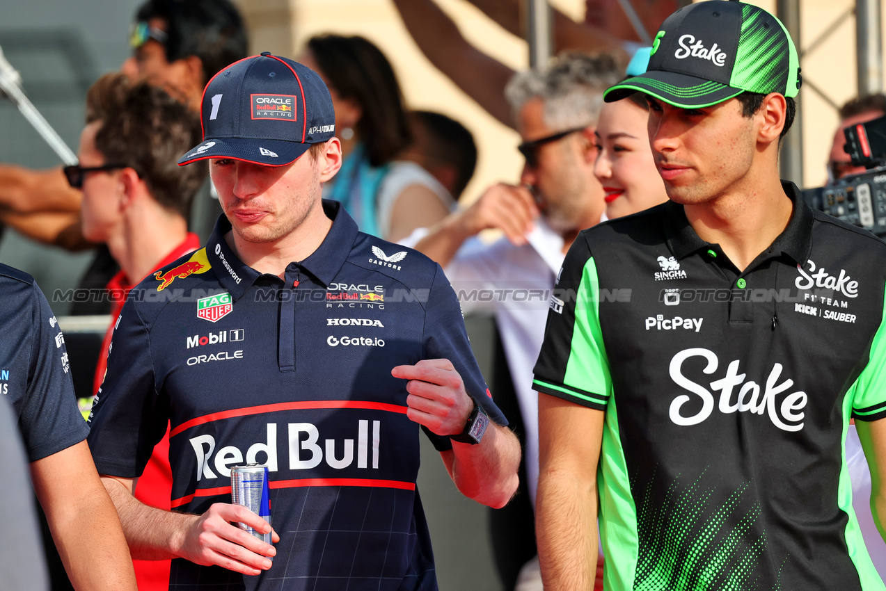 GP BAHRAIN, (L to R): Max Verstappen (NLD) Red Bull Racing with Gabriel Bortoleto (BRA) Sauber on the drivers' parade.

13.04.2025. Formula 1 World Championship, Rd 4, Bahrain Grand Prix, Sakhir, Bahrain, Gara Day.

- www.xpbimages.com, EMail: requests@xpbimages.com © Copyright: Batchelor / XPB Images