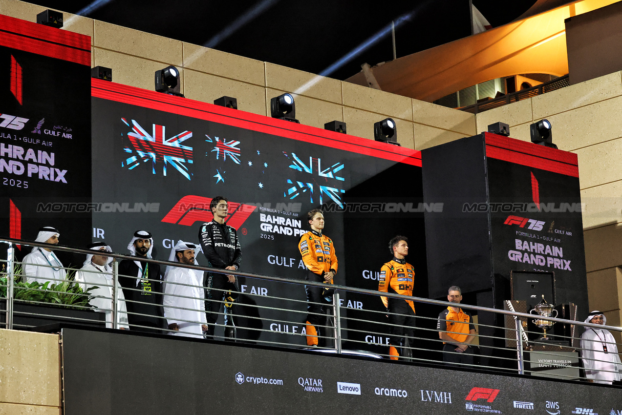 GP BAHRAIN, The podium (L to R): George Russell (GBR) Mercedes AMG F1, second; Oscar Piastri (AUS) McLaren, vincitore; Lando Norris (GBR) McLaren, third.

13.04.2025. Formula 1 World Championship, Rd 4, Bahrain Grand Prix, Sakhir, Bahrain, Gara Day.

- www.xpbimages.com, EMail: requests@xpbimages.com © Copyright: Moy / XPB Images