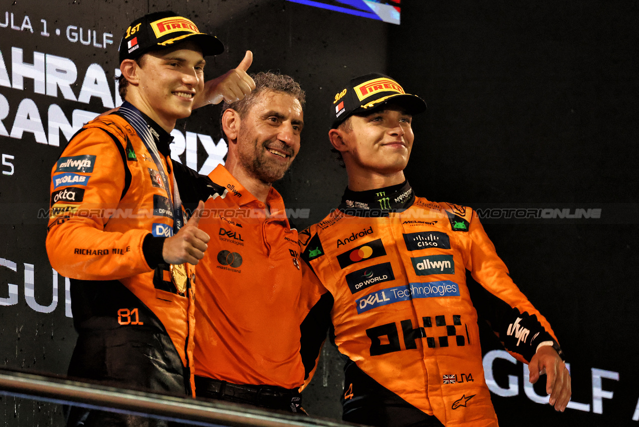 GP BAHRAIN, The podium (L to R): Oscar Piastri (AUS) McLaren, vincitore; Andrea Stella (ITA) McLaren Team Principal; Lando Norris (GBR) McLaren, third.

13.04.2025. Formula 1 World Championship, Rd 4, Bahrain Grand Prix, Sakhir, Bahrain, Gara Day.

- www.xpbimages.com, EMail: requests@xpbimages.com © Copyright: Moy / XPB Images