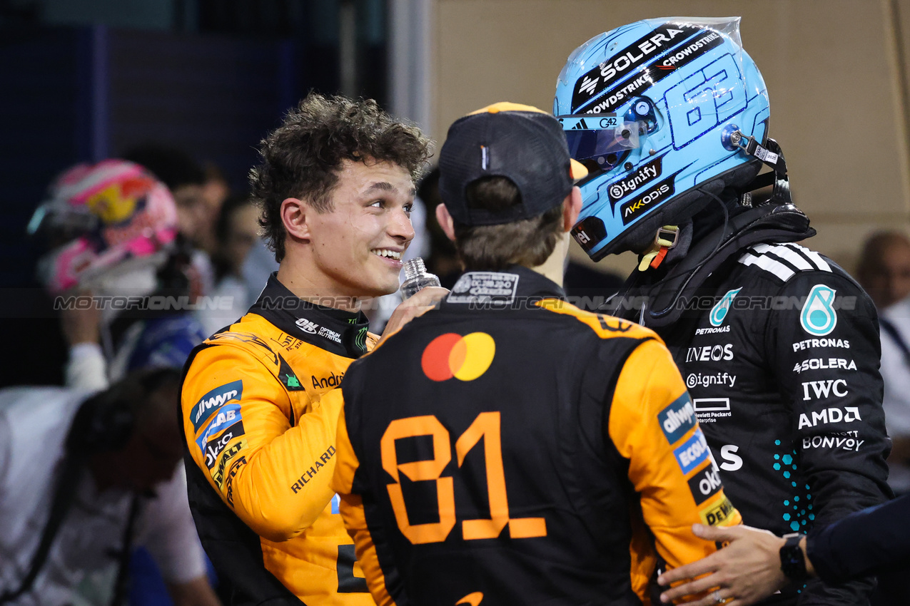 GP BAHRAIN, Lando Norris (GBR), McLaren F1 Team, George Russell (GBR), Mercedes AMG F1 e Oscar Piastri (AUS), McLaren 
13.04.2025. Formula 1 World Championship, Rd 4, Bahrain Grand Prix, Sakhir, Bahrain, Gara Day.
- www.xpbimages.com, EMail: requests@xpbimages.com © Copyright: Charniaux / XPB Images
