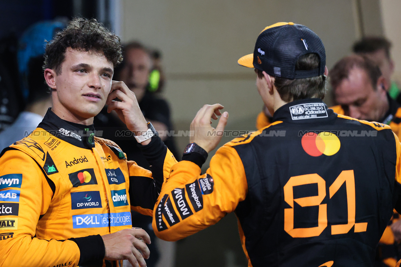 GP BAHRAIN, Lando Norris (GBR), McLaren F1 Team e Oscar Piastri (AUS), McLaren 
13.04.2025. Formula 1 World Championship, Rd 4, Bahrain Grand Prix, Sakhir, Bahrain, Gara Day.
- www.xpbimages.com, EMail: requests@xpbimages.com © Copyright: Charniaux / XPB Images