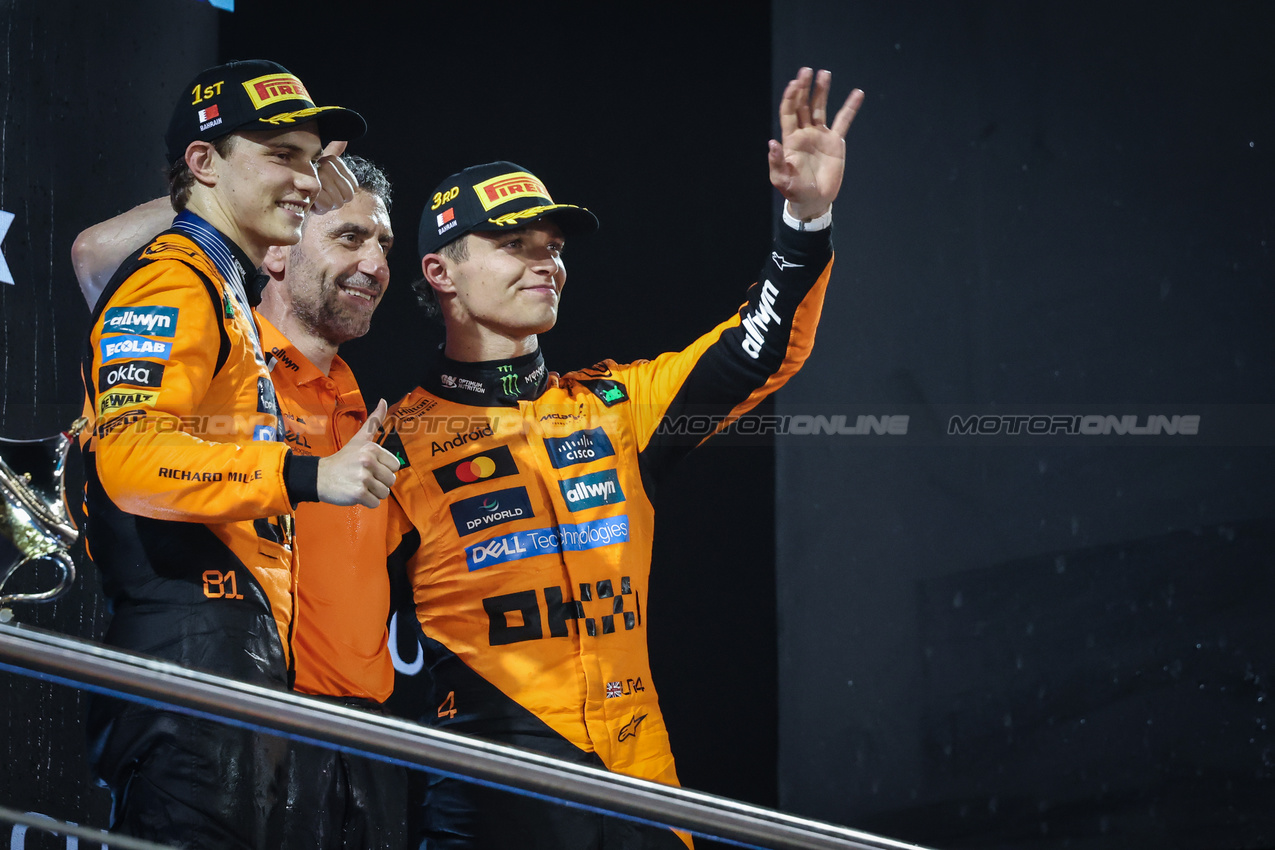 GP BAHRAIN, Oscar Piastri (AUS), Andrea Stella (ITA) McLaren Team Principal e Lando Norris (GBR), McLaren F1 Team 
13.04.2025. Formula 1 World Championship, Rd 4, Bahrain Grand Prix, Sakhir, Bahrain, Gara Day.
- www.xpbimages.com, EMail: requests@xpbimages.com © Copyright: Charniaux / XPB Images