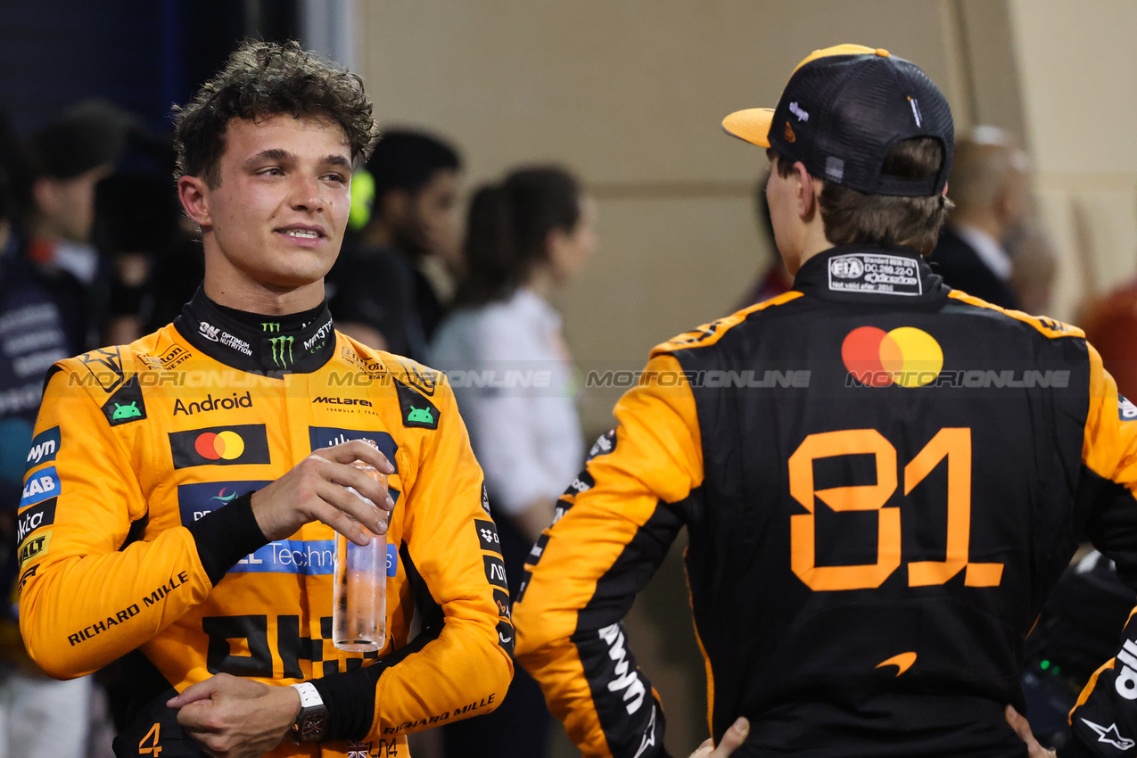 GP BAHRAIN, Lando Norris (GBR), McLaren F1 Team e Oscar Piastri (AUS), McLaren 
13.04.2025. Formula 1 World Championship, Rd 4, Bahrain Grand Prix, Sakhir, Bahrain, Gara Day.
- www.xpbimages.com, EMail: requests@xpbimages.com © Copyright: Charniaux / XPB Images