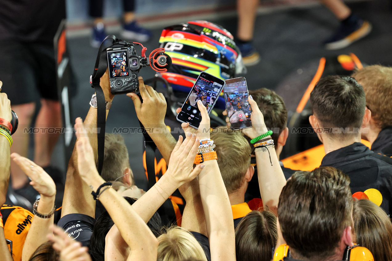 GP BAHRAIN, Gara winner Oscar Piastri (AUS) McLaren celebrates in parc ferme with Zak Brown (USA) McLaren Executive Director.

13.04.2025. Formula 1 World Championship, Rd 4, Bahrain Grand Prix, Sakhir, Bahrain, Gara Day.

- www.xpbimages.com, EMail: requests@xpbimages.com © Copyright: Bearne / XPB Images