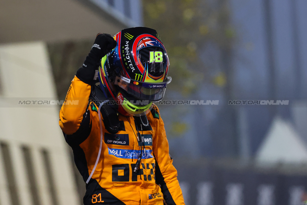 GP BAHRAIN, Oscar Piastri (AUS), McLaren 
13.04.2025. Formula 1 World Championship, Rd 4, Bahrain Grand Prix, Sakhir, Bahrain, Gara Day.
- www.xpbimages.com, EMail: requests@xpbimages.com © Copyright: Charniaux / XPB Images