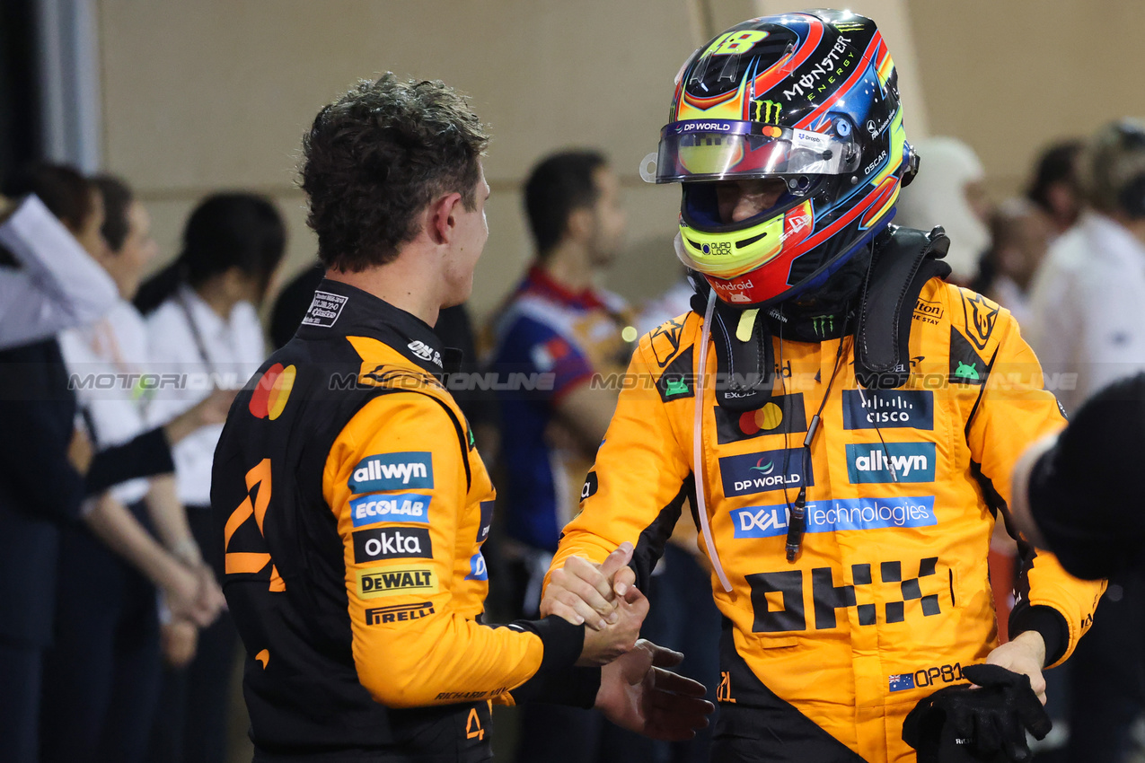 GP BAHRAIN, Oscar Piastri (AUS), McLaren e Lando Norris (GBR), McLaren F1 Team 
13.04.2025. Formula 1 World Championship, Rd 4, Bahrain Grand Prix, Sakhir, Bahrain, Gara Day.
- www.xpbimages.com, EMail: requests@xpbimages.com © Copyright: Charniaux / XPB Images