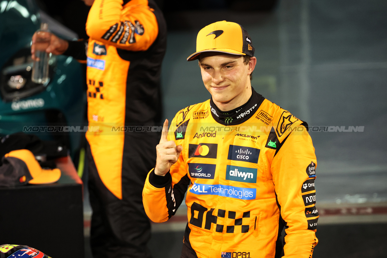 GP BAHRAIN, Gara winner Oscar Piastri (AUS) McLaren celebrates in parc ferme.

13.04.2025. Formula 1 World Championship, Rd 4, Bahrain Grand Prix, Sakhir, Bahrain, Gara Day.

- www.xpbimages.com, EMail: requests@xpbimages.com © Copyright: Bearne / XPB Images
