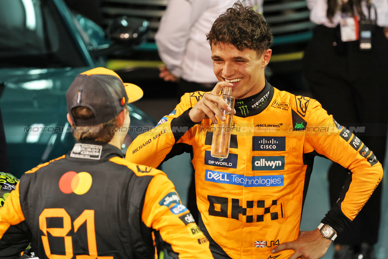 GP BAHRAIN, Third placed Lando Norris (GBR) McLaren with vincitore Oscar Piastri (AUS) McLaren in parc ferme.

13.04.2025. Formula 1 World Championship, Rd 4, Bahrain Grand Prix, Sakhir, Bahrain, Gara Day.

- www.xpbimages.com, EMail: requests@xpbimages.com © Copyright: Bearne / XPB Images