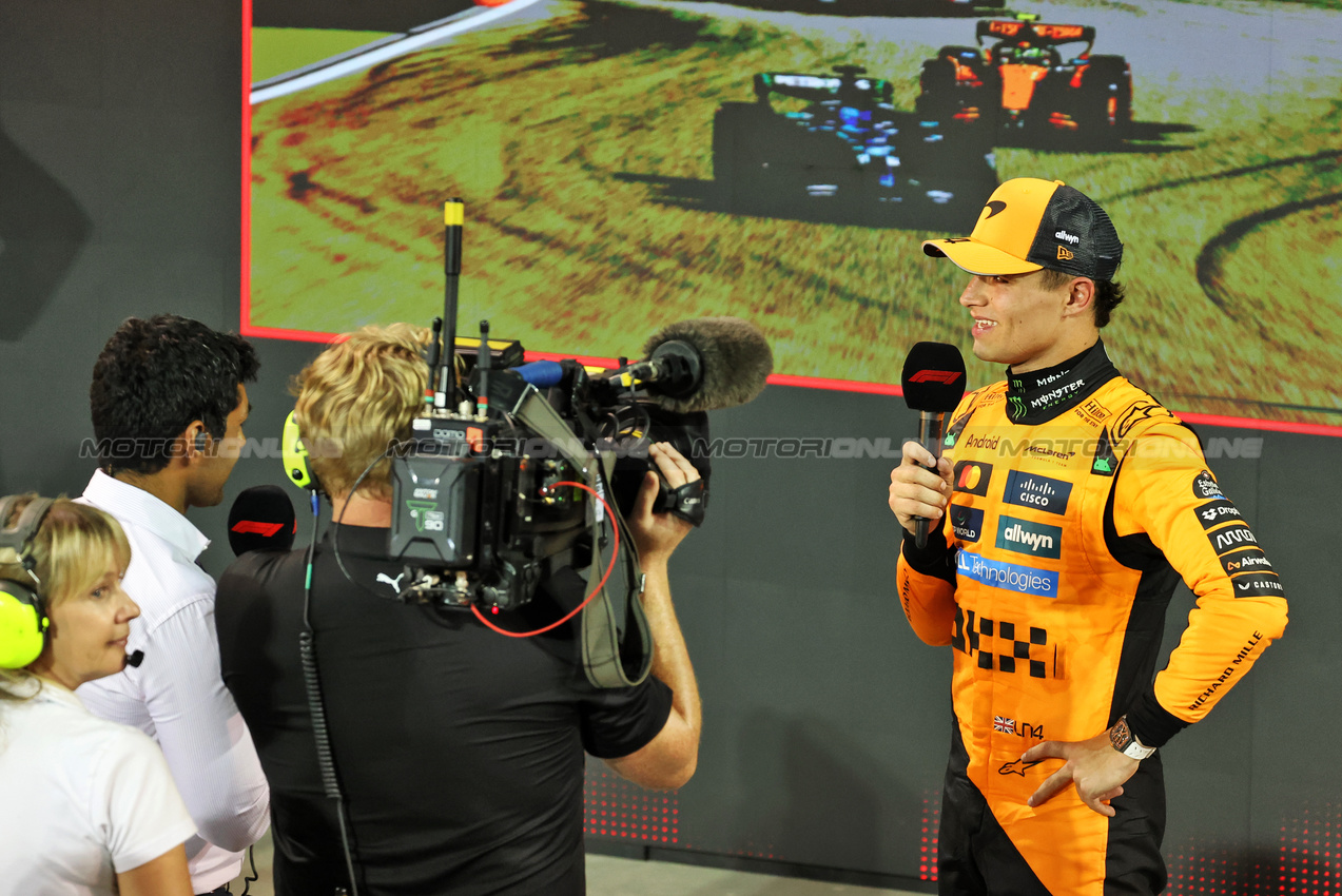GP BAHRAIN, Lando Norris (GBR) McLaren with Karun Chandhok (IND) Sky Sports F1 Presenter in parc ferme.

13.04.2025. Formula 1 World Championship, Rd 4, Bahrain Grand Prix, Sakhir, Bahrain, Gara Day.

- www.xpbimages.com, EMail: requests@xpbimages.com © Copyright: Bearne / XPB Images