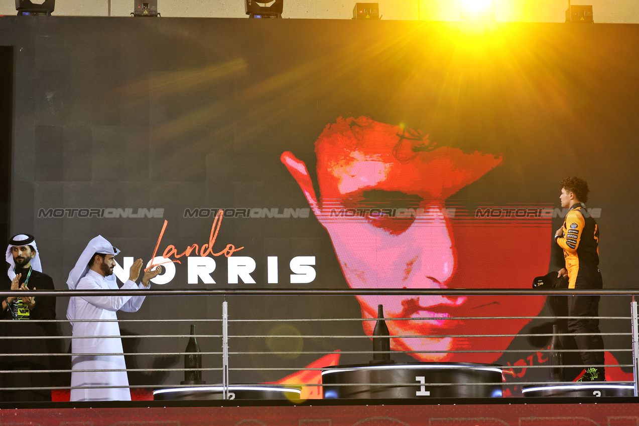 GP BAHRAIN, Mohammed Bin Sulayem (UAE) FIA President e Lando Norris (GBR) McLaren on the podium.

13.04.2025. Formula 1 World Championship, Rd 4, Bahrain Grand Prix, Sakhir, Bahrain, Gara Day.

- www.xpbimages.com, EMail: requests@xpbimages.com © Copyright: Bearne / XPB Images