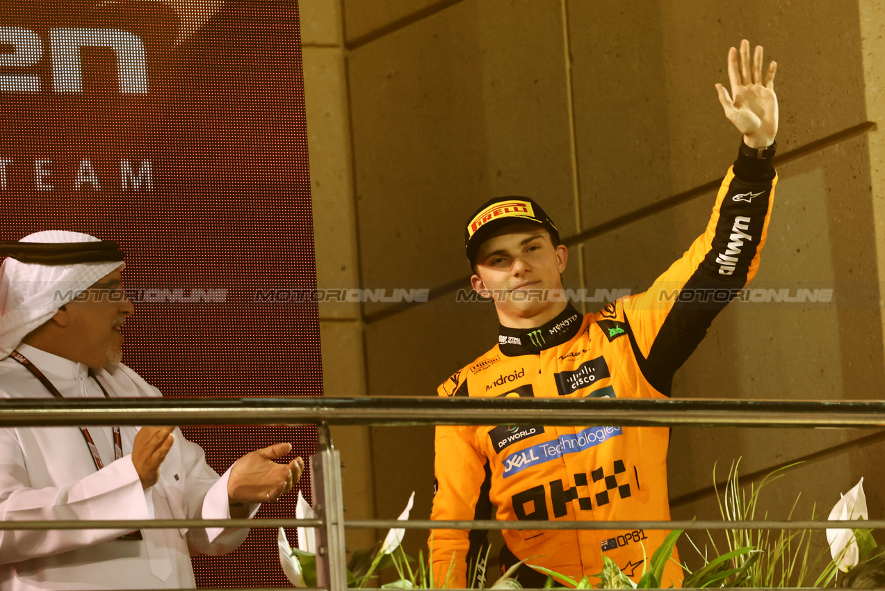 GP BAHRAIN, Gara winner Oscar Piastri (AUS) McLaren celebrates on the podium.

13.04.2025. Formula 1 World Championship, Rd 4, Bahrain Grand Prix, Sakhir, Bahrain, Gara Day.

- www.xpbimages.com, EMail: requests@xpbimages.com © Copyright: Bearne / XPB Images