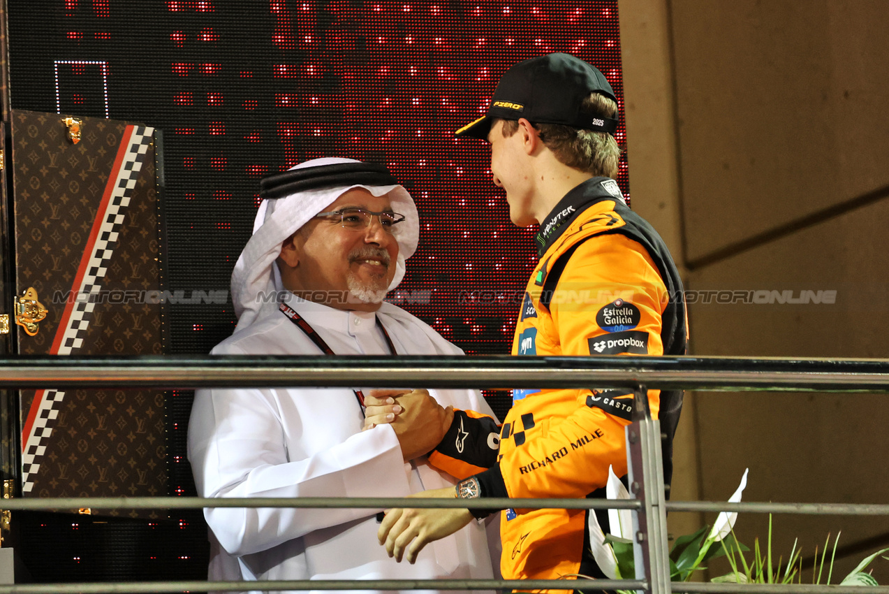 GP BAHRAIN, (L to R): Crown Prince Shaikh Salman bin Isa Hamad Al Khalifa (BRN) with vincitore Oscar Piastri (AUS) McLaren on the podium.

13.04.2025. Formula 1 World Championship, Rd 4, Bahrain Grand Prix, Sakhir, Bahrain, Gara Day.

- www.xpbimages.com, EMail: requests@xpbimages.com © Copyright: Bearne / XPB Images