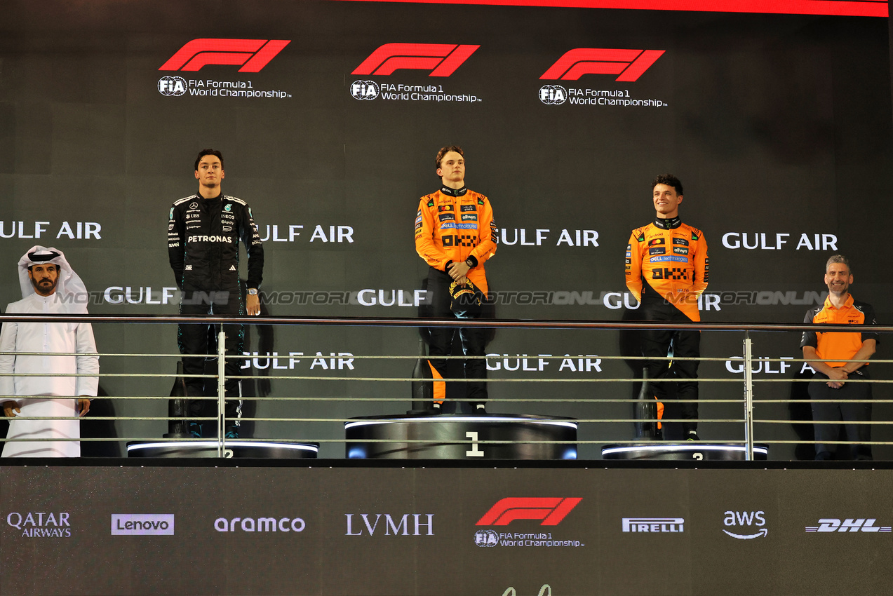 GP BAHRAIN, The podium (L to R): George Russell (GBR) Mercedes AMG F1, second; Oscar Piastri (AUS) McLaren, vincitore; Lando Norris (GBR) McLaren, third; Andrea Stella (ITA) McLaren Team Principal.

13.04.2025. Formula 1 World Championship, Rd 4, Bahrain Grand Prix, Sakhir, Bahrain, Gara Day.

- www.xpbimages.com, EMail: requests@xpbimages.com © Copyright: Bearne / XPB Images