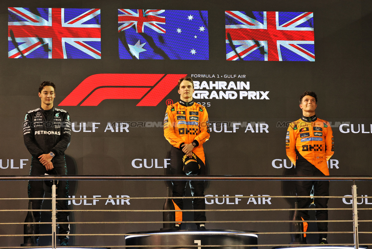 GP BAHRAIN, The podium (L to R): George Russell (GBR) Mercedes AMG F1, second; Oscar Piastri (AUS) McLaren, vincitore; Lando Norris (GBR) McLaren, third.

13.04.2025. Formula 1 World Championship, Rd 4, Bahrain Grand Prix, Sakhir, Bahrain, Gara Day.

- www.xpbimages.com, EMail: requests@xpbimages.com © Copyright: Bearne / XPB Images