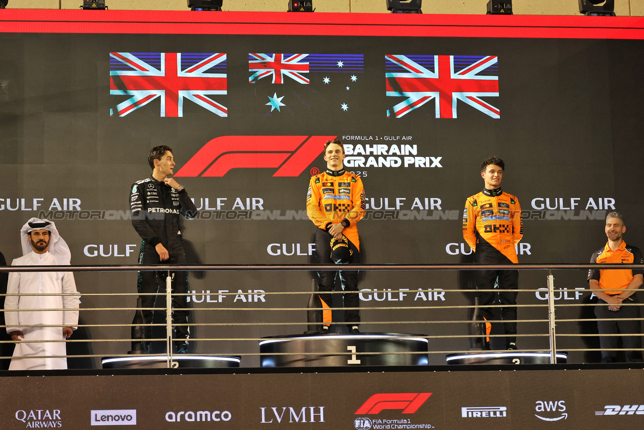 GP BAHRAIN, The podium (L to R): George Russell (GBR) Mercedes AMG F1, second; Oscar Piastri (AUS) McLaren, vincitore; Lando Norris (GBR) McLaren, third; Andrea Stella (ITA) McLaren Team Principal.

13.04.2025. Formula 1 World Championship, Rd 4, Bahrain Grand Prix, Sakhir, Bahrain, Gara Day.

- www.xpbimages.com, EMail: requests@xpbimages.com © Copyright: Bearne / XPB Images