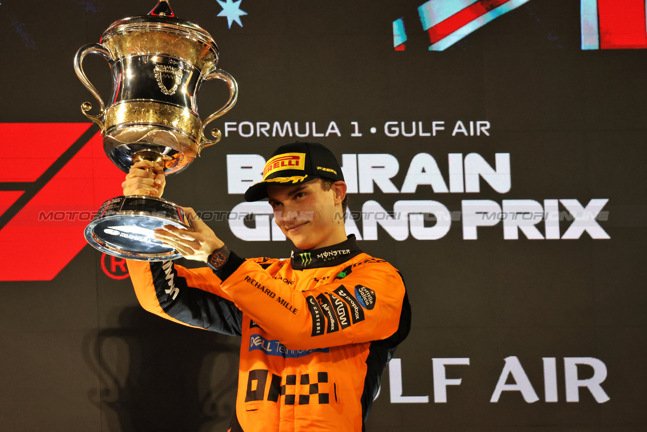 GP BAHRAIN, Gara winner Oscar Piastri (AUS) McLaren celebrates on the podium.

13.04.2025. Formula 1 World Championship, Rd 4, Bahrain Grand Prix, Sakhir, Bahrain, Gara Day.

- www.xpbimages.com, EMail: requests@xpbimages.com © Copyright: Bearne / XPB Images