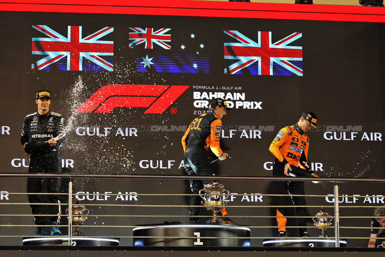GP BAHRAIN, The podium (L to R): George Russell (GBR) Mercedes AMG F1, second; Oscar Piastri (AUS) McLaren, vincitore; Lando Norris (GBR) McLaren, third.

13.04.2025. Formula 1 World Championship, Rd 4, Bahrain Grand Prix, Sakhir, Bahrain, Gara Day.

- www.xpbimages.com, EMail: requests@xpbimages.com © Copyright: Bearne / XPB Images