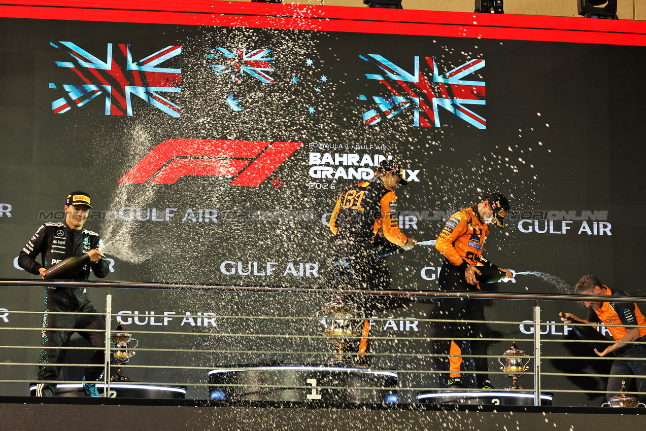 GP BAHRAIN, The podium (L to R): George Russell (GBR) Mercedes AMG F1, second; Oscar Piastri (AUS) McLaren, vincitore; Lando Norris (GBR) McLaren, third.

13.04.2025. Formula 1 World Championship, Rd 4, Bahrain Grand Prix, Sakhir, Bahrain, Gara Day.

- www.xpbimages.com, EMail: requests@xpbimages.com © Copyright: Bearne / XPB Images
