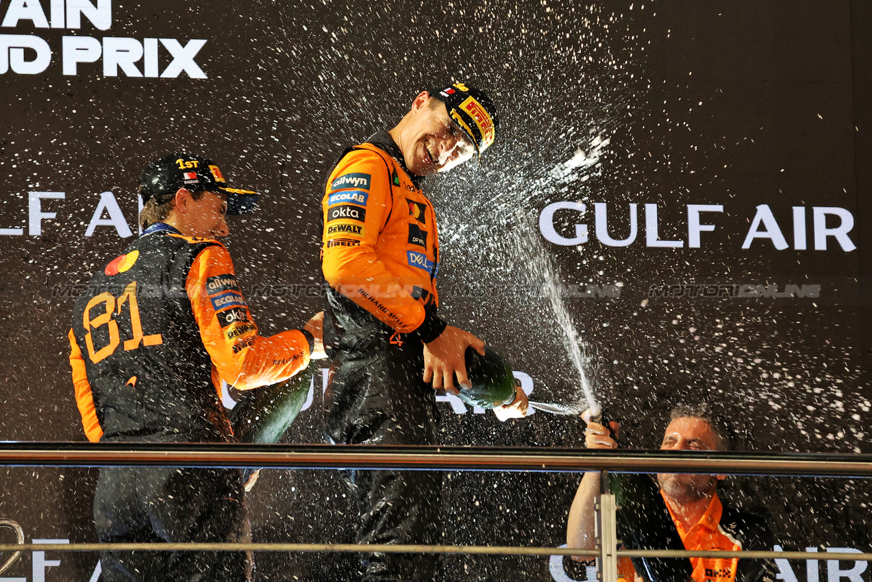 GP BAHRAIN, (L to R): Gara winner Oscar Piastri (AUS) McLaren celebrates on the podium with third placed team mate Lando Norris (GBR) McLaren e Andrea Stella (ITA) McLaren Team Principal.

13.04.2025. Formula 1 World Championship, Rd 4, Bahrain Grand Prix, Sakhir, Bahrain, Gara Day.

- www.xpbimages.com, EMail: requests@xpbimages.com © Copyright: Bearne / XPB Images