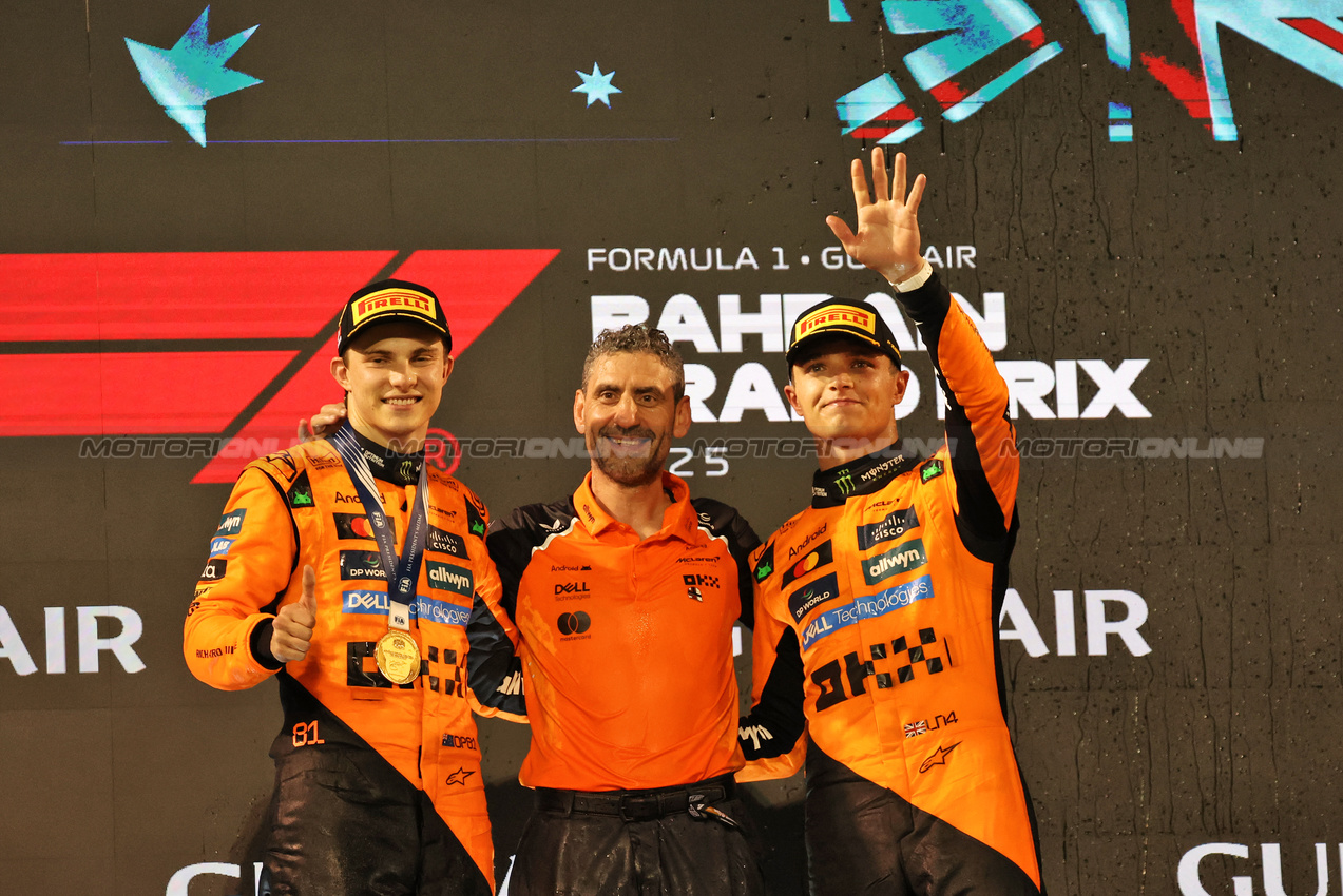 GP BAHRAIN, The podium (L to R): Oscar Piastri (AUS) McLaren, vincitore; Andrea Stella (ITA) McLaren Team Principal; Lando Norris (GBR) McLaren, third.

13.04.2025. Formula 1 World Championship, Rd 4, Bahrain Grand Prix, Sakhir, Bahrain, Gara Day.

- www.xpbimages.com, EMail: requests@xpbimages.com © Copyright: Bearne / XPB Images