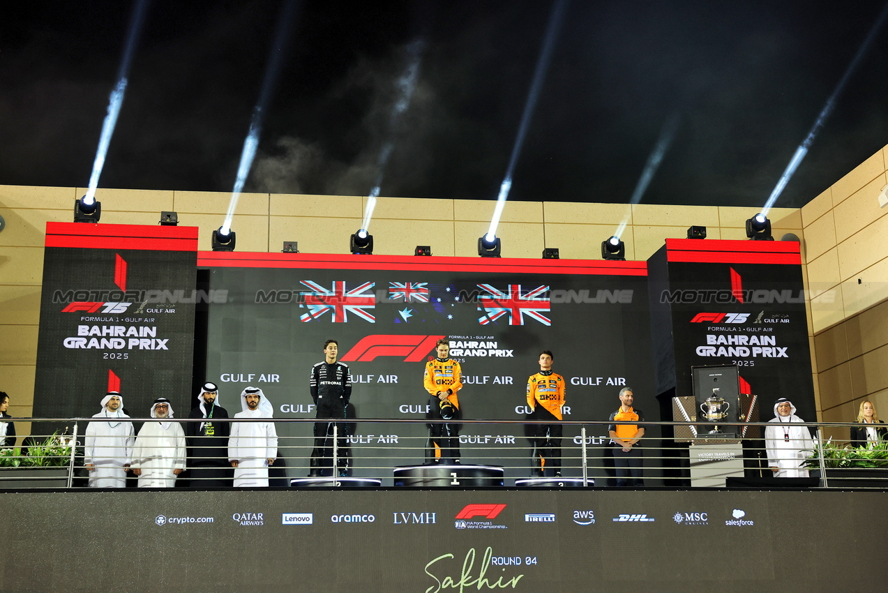 GP BAHRAIN, The podium (L to R): George Russell (GBR) Mercedes AMG F1, second; Oscar Piastri (AUS) McLaren, vincitore; Lando Norris (GBR) McLaren, third; Andrea Stella (ITA) McLaren Team Principal.

13.04.2025. Formula 1 World Championship, Rd 4, Bahrain Grand Prix, Sakhir, Bahrain, Gara Day.

- www.xpbimages.com, EMail: requests@xpbimages.com © Copyright: Bearne / XPB Images