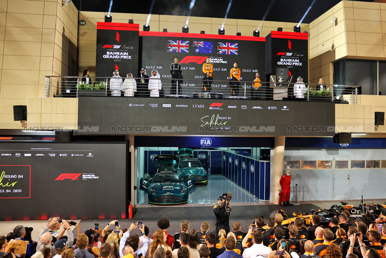GP BAHRAIN, The podium (L to R): George Russell (GBR) Mercedes AMG F1, second; Oscar Piastri (AUS) McLaren, vincitore; Lando Norris (GBR) McLaren, third; Andrea Stella (ITA) McLaren Team Principal.

13.04.2025. Formula 1 World Championship, Rd 4, Bahrain Grand Prix, Sakhir, Bahrain, Gara Day.

- www.xpbimages.com, EMail: requests@xpbimages.com © Copyright: Bearne / XPB Images