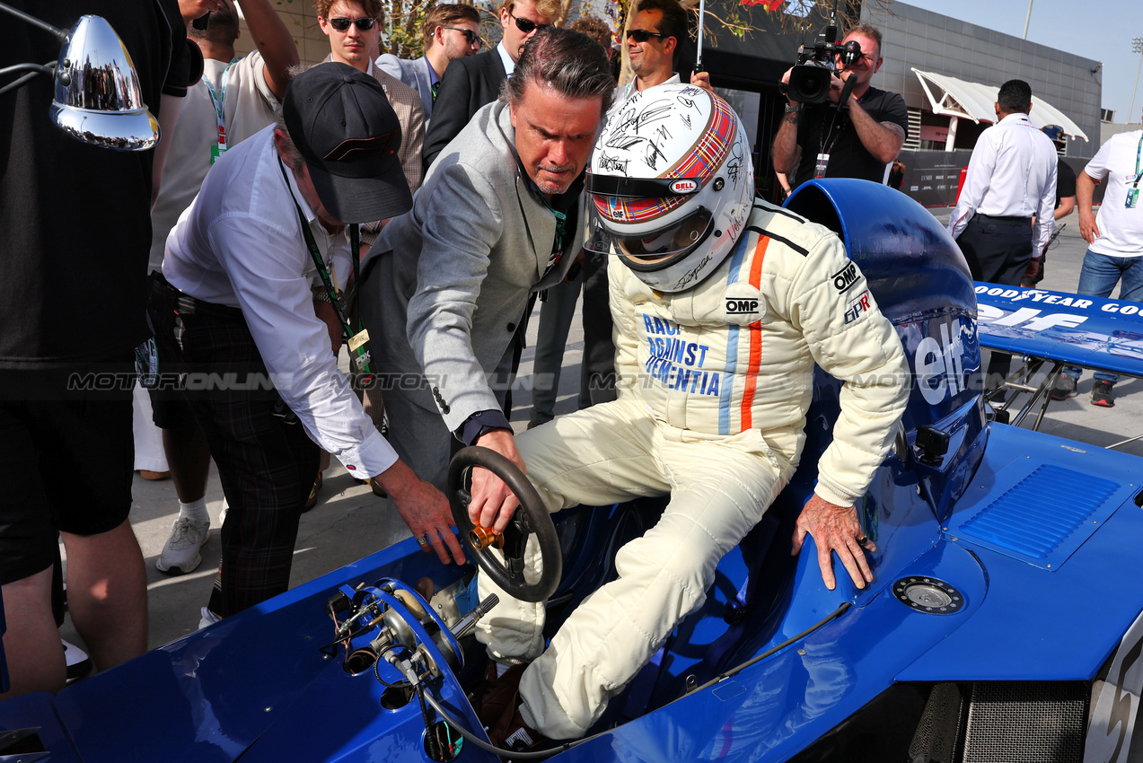 GP BAHRAIN, Jackie Stewart (GBR) is helped into his 1973 Tyrrell 006 by his son Mark Stewart (GBR).

13.04.2025. Formula 1 World Championship, Rd 4, Bahrain Grand Prix, Sakhir, Bahrain, Gara Day.

- www.xpbimages.com, EMail: requests@xpbimages.com © Copyright: Moy / XPB Images
