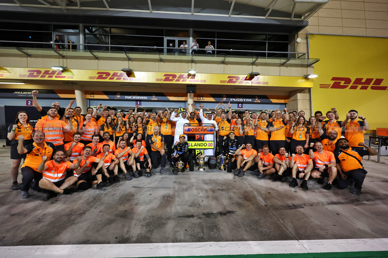 GP BAHRAIN, Gara winner Oscar Piastri (AUS) McLaren e third placed Lando Norris (GBR) McLaren celebrate with Sheikh Mohammed bin Essa Al Khalifa (BRN) CEO of the Bahrain Economic Development Board e McLaren Shareholder e the team.

13.04.2025. Formula 1 World Championship, Rd 4, Bahrain Grand Prix, Sakhir, Bahrain, Gara Day.

- www.xpbimages.com, EMail: requests@xpbimages.com © Copyright: Moy / XPB Images