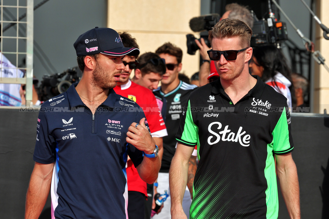 GP BAHRAIN, (L to R): Pierre Gasly (FRA) Alpine F1 Team e Nico Hulkenberg (GER) Sauber on the drivers' parade.

13.04.2025. Formula 1 World Championship, Rd 4, Bahrain Grand Prix, Sakhir, Bahrain, Gara Day.

- www.xpbimages.com, EMail: requests@xpbimages.com © Copyright: Moy / XPB Images