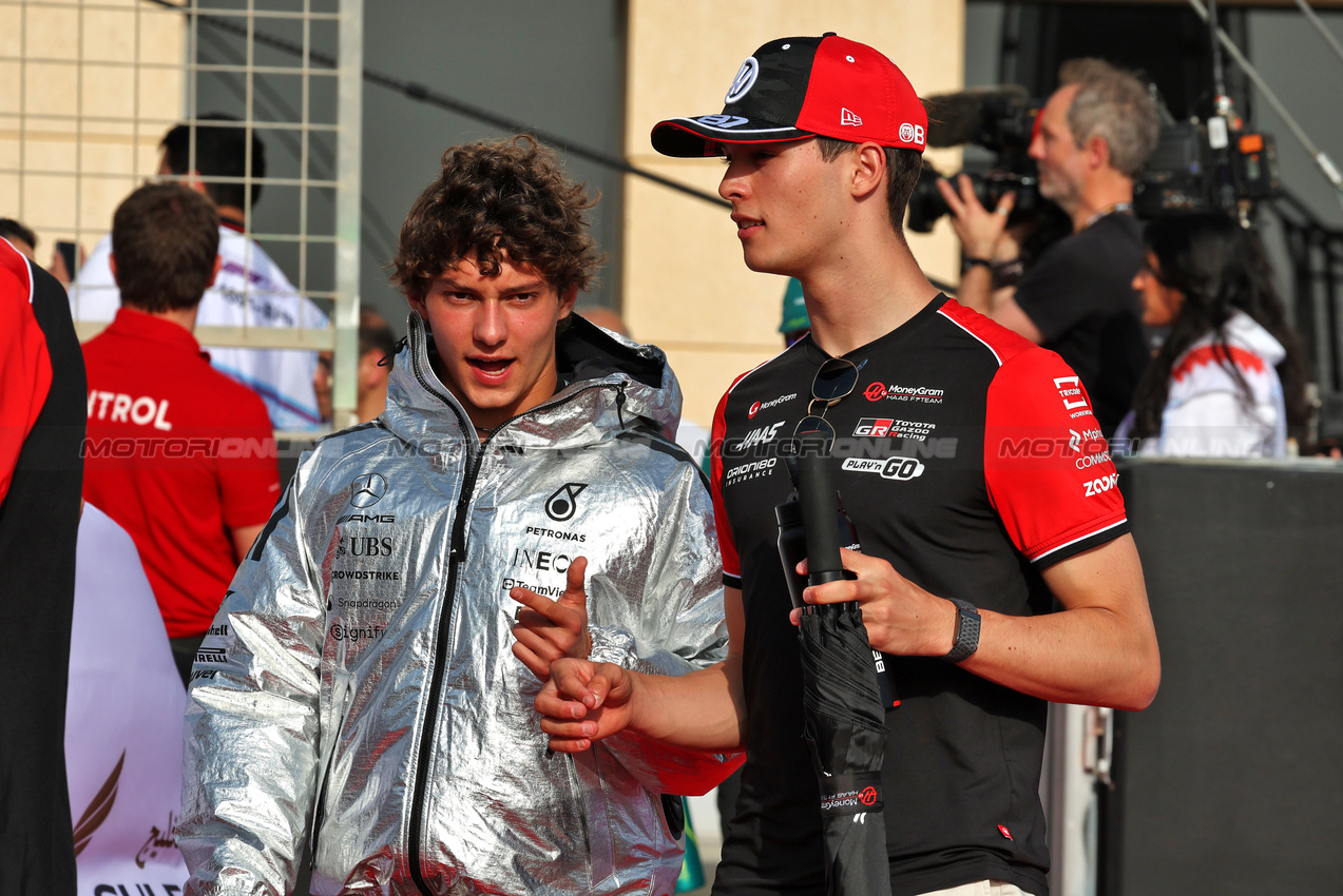 GP BAHRAIN, Toyota Gazoo Racing Andrea Kimi Antonelli (ITA) Mercedes AMG F1 e Oliver Bearman (GBR) Haas F1 Team on the drivers' parade.l

13.04.2025. Formula 1 World Championship, Rd 4, Bahrain Grand Prix, Sakhir, Bahrain, Gara Day.

- www.xpbimages.com, EMail: requests@xpbimages.com © Copyright: Moy / XPB Images