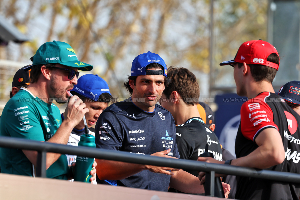 GP BAHRAIN, Carlos Sainz (ESP) Atlassian Williams Racing on the drivers' parade.

13.04.2025. Formula 1 World Championship, Rd 4, Bahrain Grand Prix, Sakhir, Bahrain, Gara Day.

- www.xpbimages.com, EMail: requests@xpbimages.com © Copyright: Moy / XPB Images