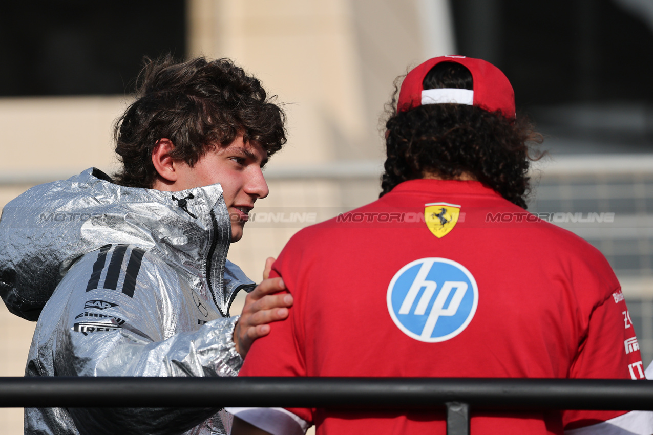GP BAHRAIN, Andrea Kimi Antonelli (ITA), Mercedes AMG F1 e Lewis Hamilton (GBR), Ferrari 
13.04.2025. Formula 1 World Championship, Rd 4, Bahrain Grand Prix, Sakhir, Bahrain, Gara Day.
- www.xpbimages.com, EMail: requests@xpbimages.com © Copyright: Charniaux / XPB Images