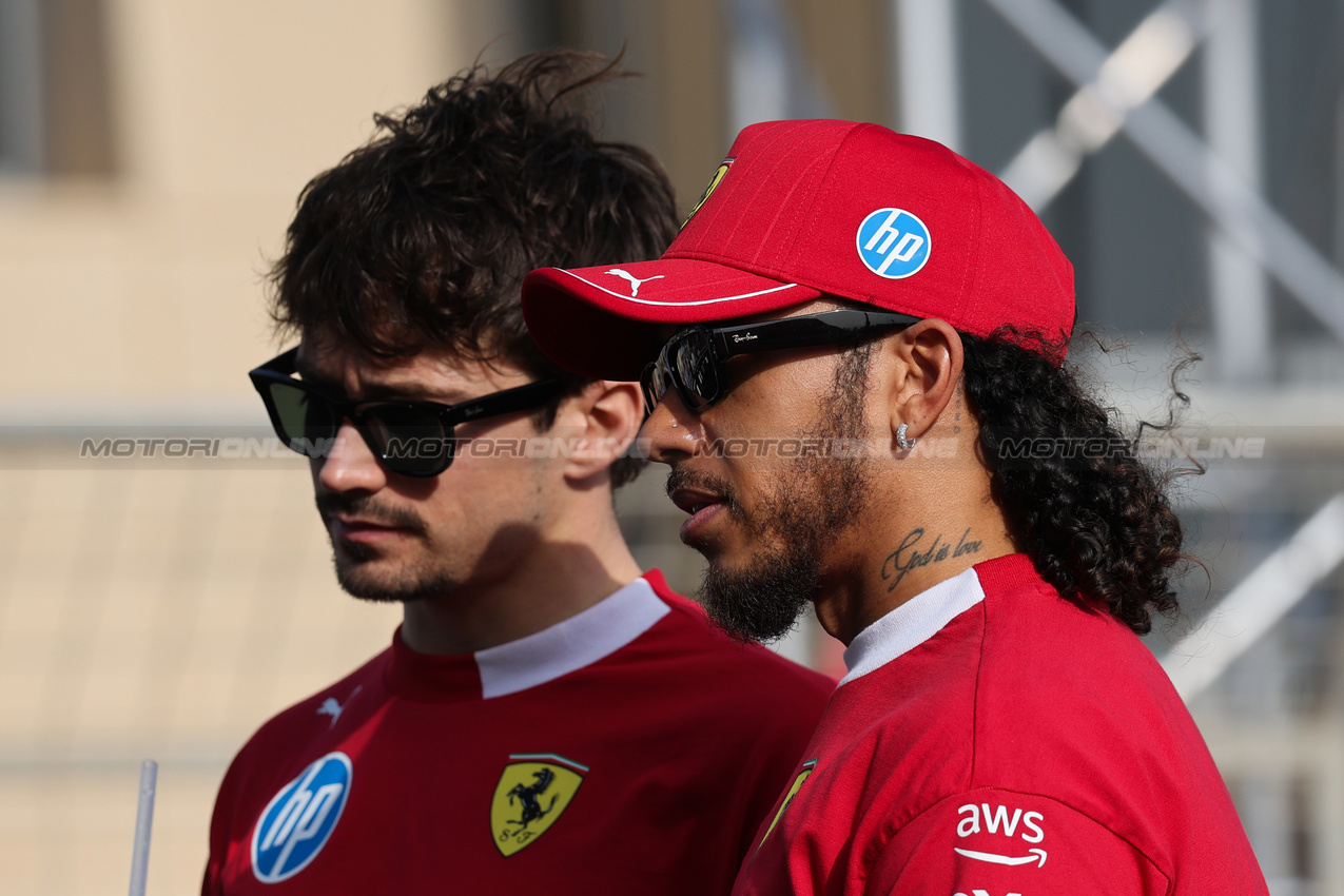 GP BAHRAIN, Charles Leclerc (FRA), Ferrari e Lewis Hamilton (GBR), Ferrari 
13.04.2025. Formula 1 World Championship, Rd 4, Bahrain Grand Prix, Sakhir, Bahrain, Gara Day.
- www.xpbimages.com, EMail: requests@xpbimages.com © Copyright: Charniaux / XPB Images