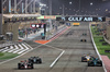GP BAHRAIN, Esteban Ocon (FRA) Haas VF-25 e Lance Stroll (CDN) Aston Martin F1 Team AMR25.

13.04.2025. Formula 1 World Championship, Rd 4, Bahrain Grand Prix, Sakhir, Bahrain, Gara Day.

- www.xpbimages.com, EMail: requests@xpbimages.com © Copyright: Batchelor / XPB Images